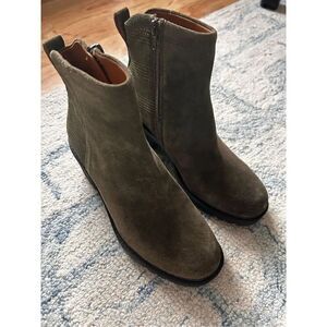 Zodiac green chunky heels boots suede size 7.5